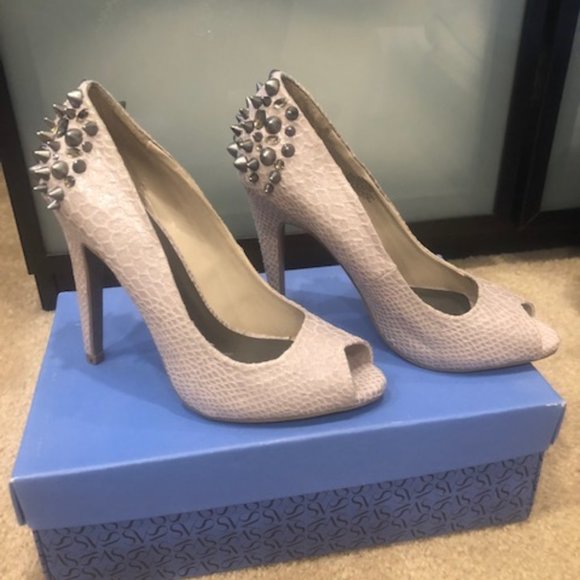 Heels - Picture 3 of 6